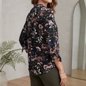 Ivanka Trump Floral blouse, V-neck, 3/4 sleeves with Tie-Sleeve details. M